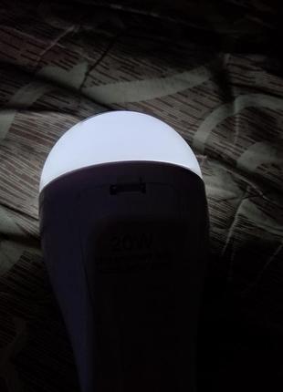 Led лампа с акумалятором в отличном состоянии работает от сети 220вольт и автономно при отсутствии сети.
работа автономная приблизительно 5 часов