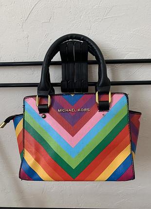 Райдужна сумка michael kors із характерним v-подібним візерунком та золотистою фурнітурою.