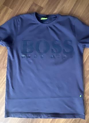 Темно синя футболка boss на 7-8років. бавовна
