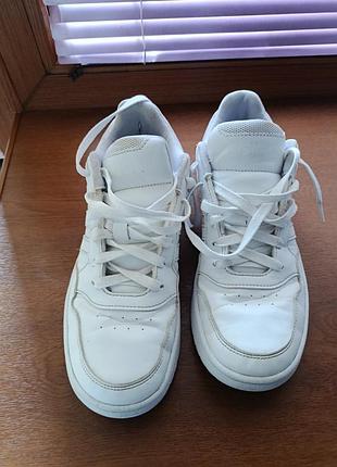 Белые женские кроссовки adidas