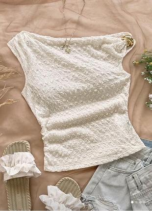 Літня жіноча асиметрична блуза топ молочного кольору прита з золотою фурнітурою