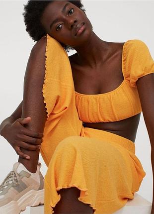 Стильный оранжевый кроп-топ от h&amp;m имеет квадратный вырез и объемные рукава-фонарики.