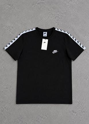 Футболка nike чорна на лампасах