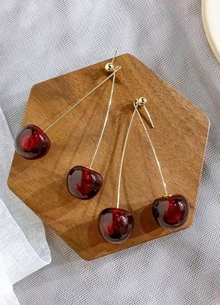 Сережки стигла вишня, сережки довгі, сережки на літо