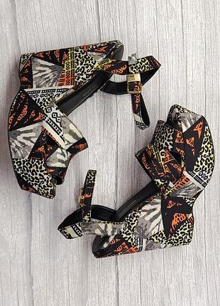 Босоніжки жіночі на танкетці river island (37)