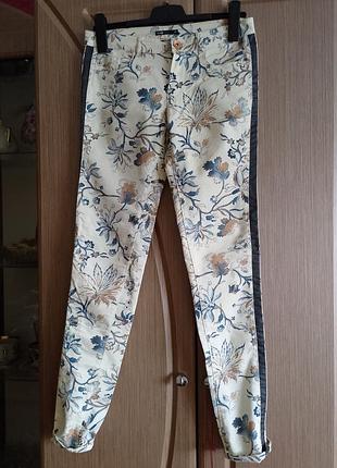 Женские джинсы