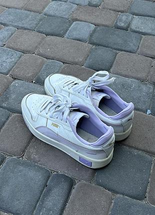 Жіночі кеди puma carina street у білому кольорі з лавандовими акцентами та золотистим логотипом.