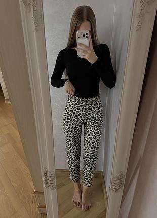 Леопардові джинси mango