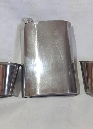Фляга с рюмками.
