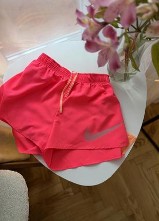 Яскраві оранжеві спортивні шорти для бігу nike