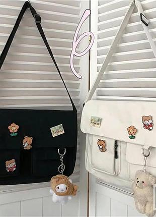 Стильна та містка 2 кольору (messenger bag)зі значками
