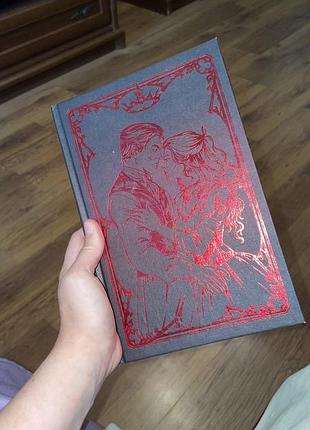 Продам фентезі книгу « тіні між нами» тріши левенселлер