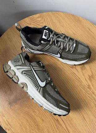 Оригинальн! сша! женские кроссовки nike zoom vomero 5 hf6998-300 в новом состоянии
