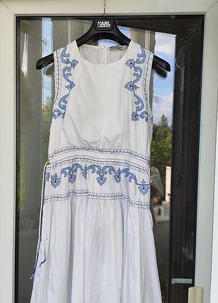 Неймовірна бавовняна сукня-міді zara з блакитною вишивкою (розмір l)