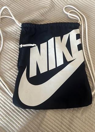 Темно-синій рюкзак з логотипом nike, збоку кишеня зі змійкою. 33 на 43 см