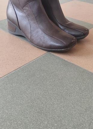 Коричневі шкіряні  clarks з невеликим підбором-танкеткою.