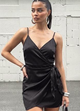 Нова чорна сатинова сукня на запах від nasty gal