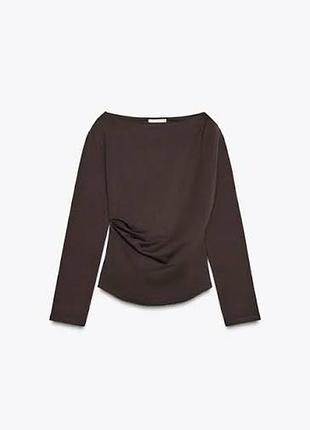 Шоколадный лонгслив zara с асимметричной драпировкой