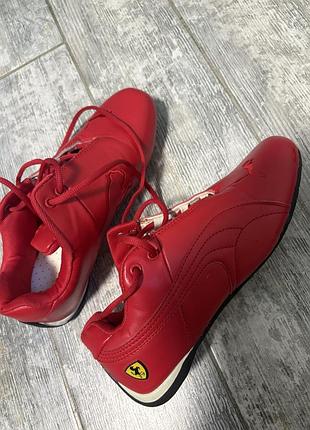 Яскраві спортивні кросівки puma ferrari червоного кольору