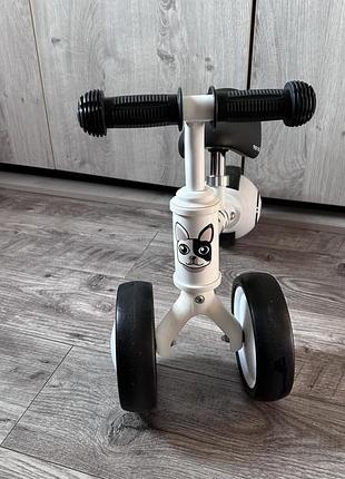 Дитячий біговел profi kids, який має сталеву раму та три колеса для стійкості