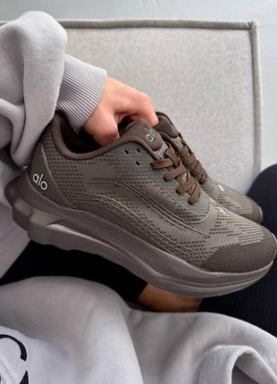 Кроссовки alo yoga runner brown распродаж sale