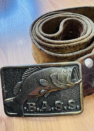 Шкіряний ремінь b.a.s.s. (bass anglers sportsman society) з масивною металевою пряжкою – оригінал 1100 грн