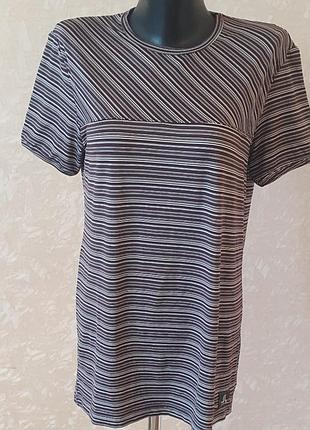 Легкая фирменная футболка женская
