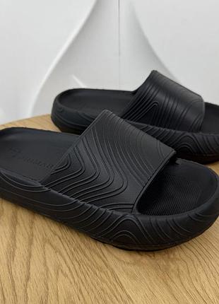 Актуальні шльопанці primark