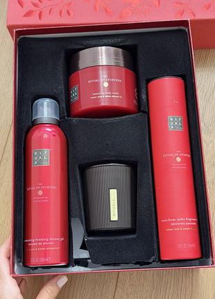 Набір rituals the ritual of ayurveda містить гель-піну для душу, крем для тіла, ароматичну свічку та аромадифузор.