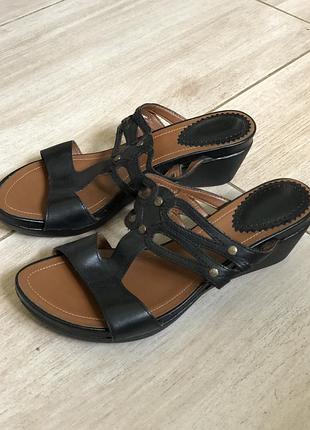 Чорні шкіряні босоніжки clarks на низькій танкетці
