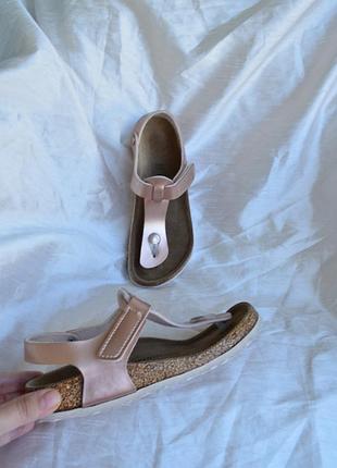 Детские сандалии birkenstock kairo имеют блестящий розовый цвет и удобную застежку-липучку размер 34 стелька 22 см