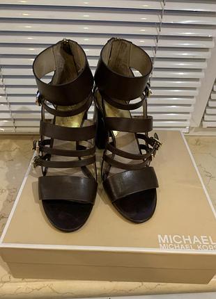 Жіночі босоніжки від відомого американського бренду michael kors.