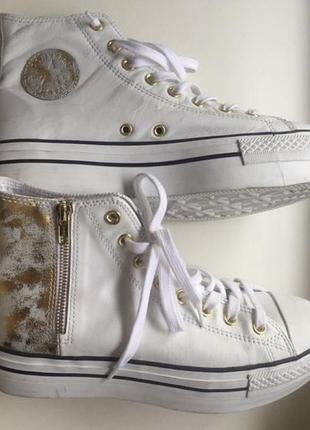 Кеды кроссовки ботинки converse. кожаные, белого цвета с золотыми вставками и золотой фурнитурой