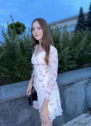 Легка шифонова сукня білого кольору на літо, романтичний стиль