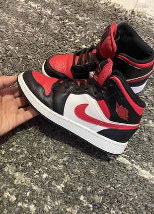 Кросівки nike air jordan 1 mid black red white 36,5–37 р