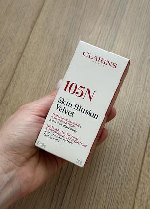 Зволожувальна та матувальна тональна основа clarins skin illusion velvet у відтінку 105n (nude).