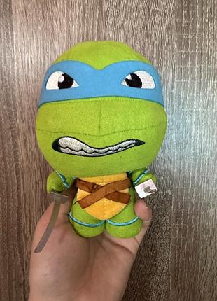 Ця іграшка — це плюшева фігурка леонардо з серії funko fabrikations, створена за мотивами франшизи "черепашки-ніндзя