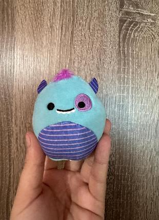 Мініатюрний плюшевий монстрик rorty від squishmallows, який був випущений у 2023 році як частина спеціальної колекції в мережі ресторанів mcdonald's