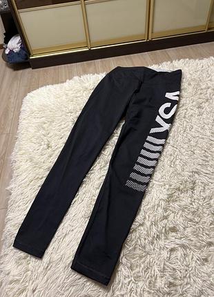 Легінси  лосини victoria's secret sport мають характерний білий логотип vsx вздовж лівої ноги