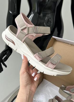 Легкі якісні босоніжки на липучках skechers go walk arch fit