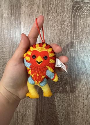 Іграшка — це офіційний плюшевий брелок mcdonald's the masked singer "robin", випущений як частина акції happy meal у 2023