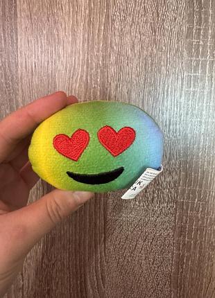 Райдужна плюшева іграшка " emoji " із закоханим виразом обличчя, де замість очей вишиті червоні сердечка