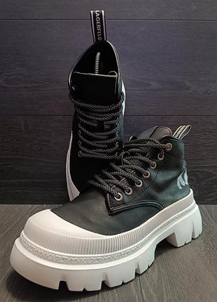 Кросівки karl lagerfrld 39- устілка 25,5 см