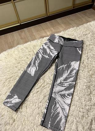 Укорочені легінси (капрі) від бренду dkny   чорно-білий принт у вигляді дрібної горизонтальної смужки та великого тропічного листя пальми.