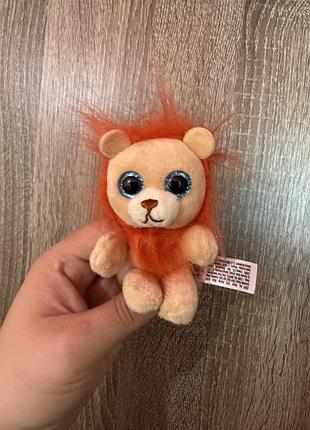 Милий плюшевий левеня з великими блискучими очима та яскраво-помаранчевою гривою є частиною колекції сюрпризів zuru plushy pets