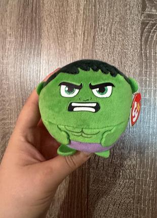 Офіційна плюшева іграшка ty marvel hulk у вигляді кульки (серія beanie balls або puffies). ця колекційна іграшка відомого бренду ty