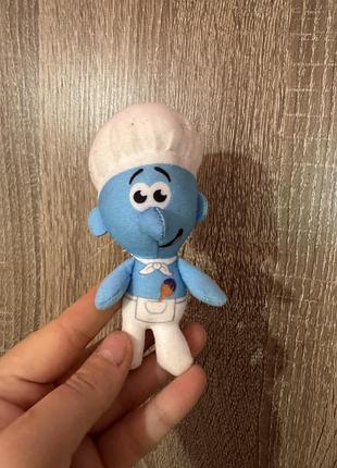 Це плюшевий смурф-кухар (chef smurf), випущений у 2022 році в рамках дитячої серії іграшок happy meal у мережі ресторанів mcdonald's.