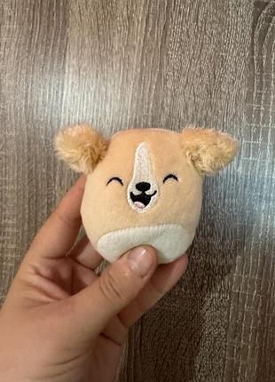 Це міні-плюшевий «лабрадор стеван» (stevon) із лімітованої колекції squishmallows, що випускалася для хеппі міл у mcdonald's.