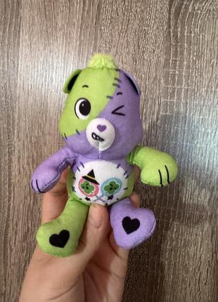 Зображенні — колекційна плюшева іграшка "турботливі ведмедики" (care bears), яка випускалася в рамках колаборації з mcdonald's