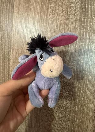 Плюшевий  ослик іа-іа (eeyore) від бренду disney plush. цей милий віслючок із серії про вінні-пуха виконаний із приємного на дотик матеріалу